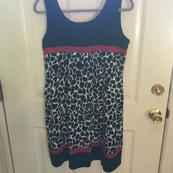 Back and red giraffe print dress - Picture 2 of 3